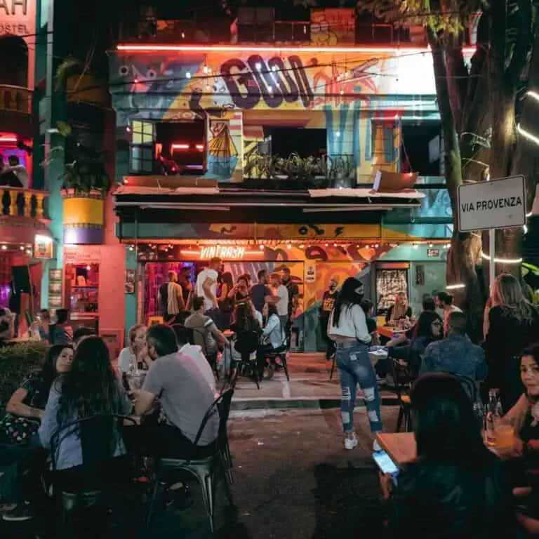 Une vie nocturne animée dans un bar ou un restaurant avec de la musique live, des gens qui socialisent et une atmosphère festive dans une rue colorée et animée de Bogotá, en Colombie.