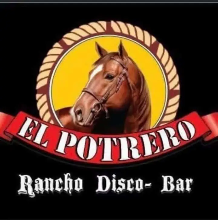Cheval dans le logo du ranch El Potrero, un bar et une discothèque. Image d'un bar-ranch à thème équestre à Bogotá. Ambiance discothèque et bar dans un ranch. Divertissements et vie nocturne en ville.