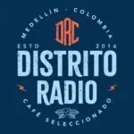 ORC Distrito Radio 标志，复古风格，包含收音机和咖啡选择元素，专注于哥伦比亚麦德林的活动和文化。