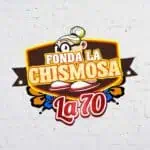 Das Logo von Fonda La Chismosa La 70 mit animierter Figur vor weißem Backsteinmauer-Hintergrund eignet sich ideal für Werbeaktionen rund um Lebensmittel und Restaurants.