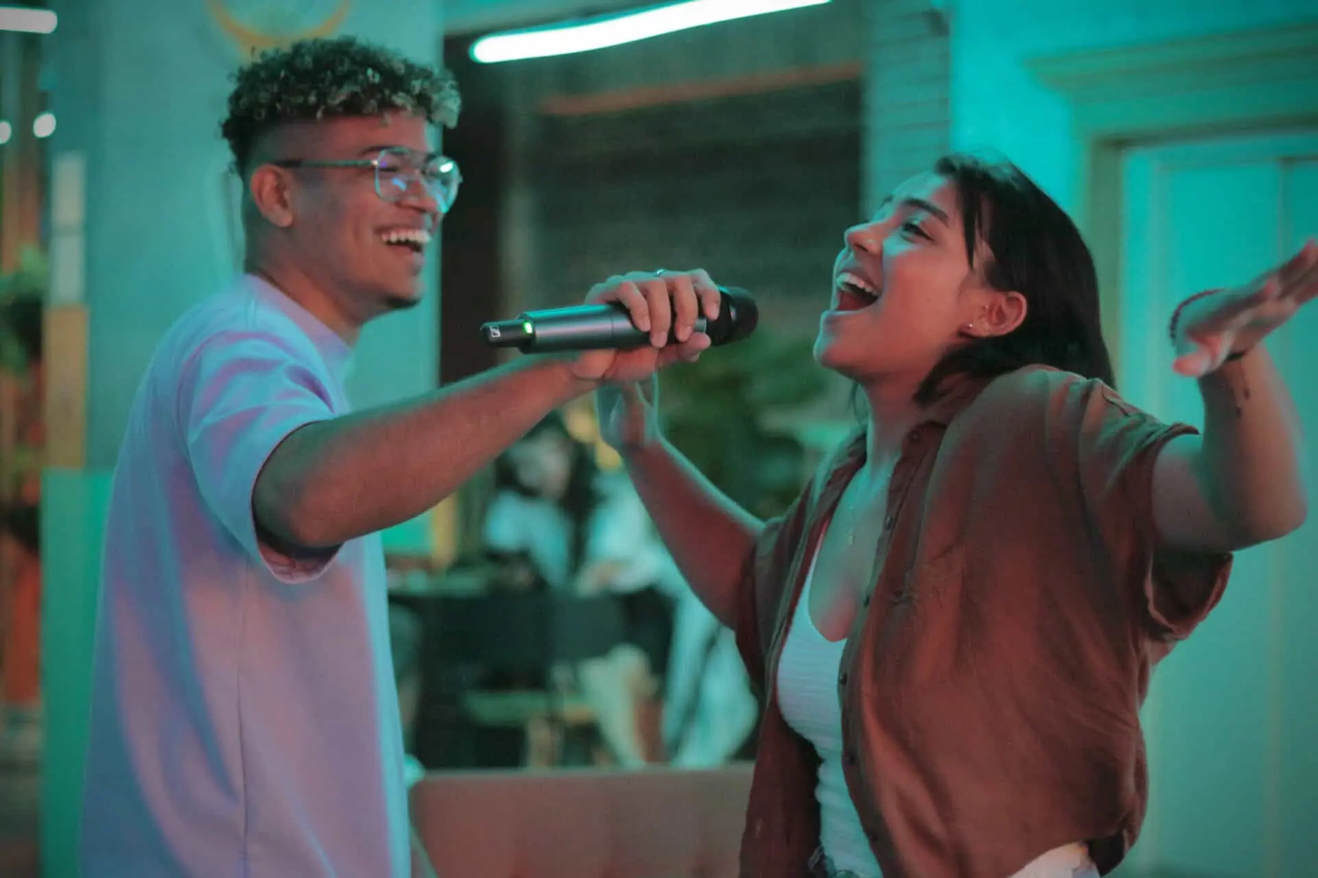 在哥伦比亚，有现场音乐表演的活动中洋溢着庆祝的气氛，年轻人尽情享受卡拉OK和各种娱乐活动，营造出一种节日般的社交氛围。 Eventario.