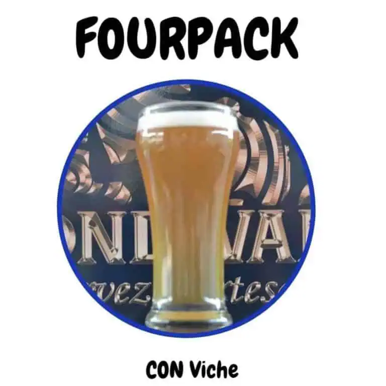 用特制玻璃杯盛装的精酿啤酒，顶部有泡沫，代表着活动或啤酒节场合中的“四瓶装”风格。