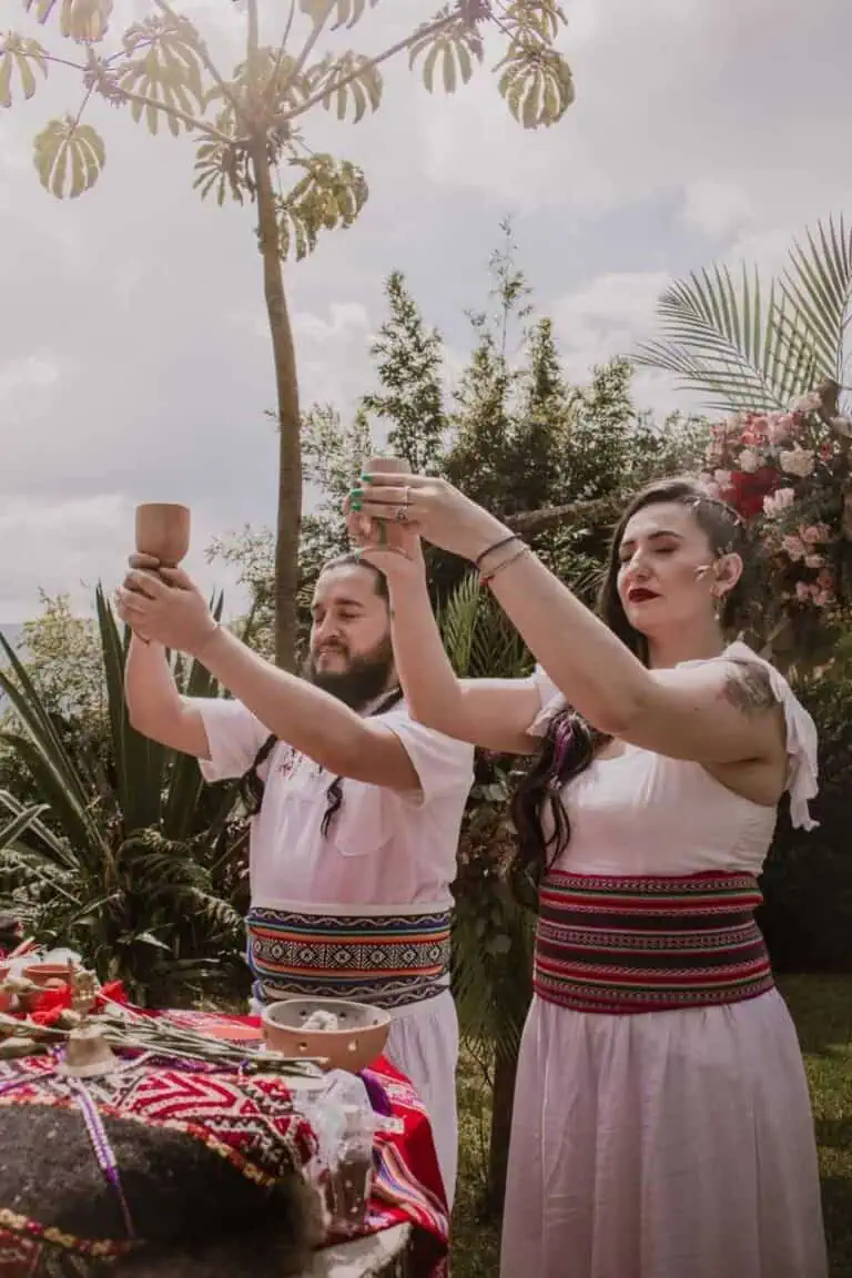 舞者们在以鲜花装饰、手工纺织品和自然环境为特色的文化活动中表演传统仪式，在凉爽的户外空间中弘扬传统和庆祝精神。