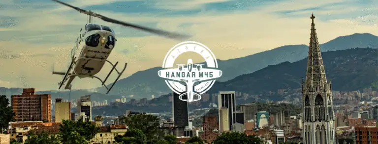 Un hélicoptère survole la ville de Medellín lors d'un événement sur le toit du Hangar M5, avec vue sur l'église de La Candelaria et les montagnes en arrière-plan. Idéal pour les événements et les expériences urbaines en Colombie.