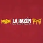 握手中的手，La Razón 的标志，黄色塑料椅，鲜艳的红色背景，哥伦比亚的酒吧和餐厅氛围，社交和休闲活动，当地广告。