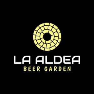 Barra de logo de La Aldea Beer Garden con diseño moderno y colorido para eventos y cervezas artesanales en Colombia.