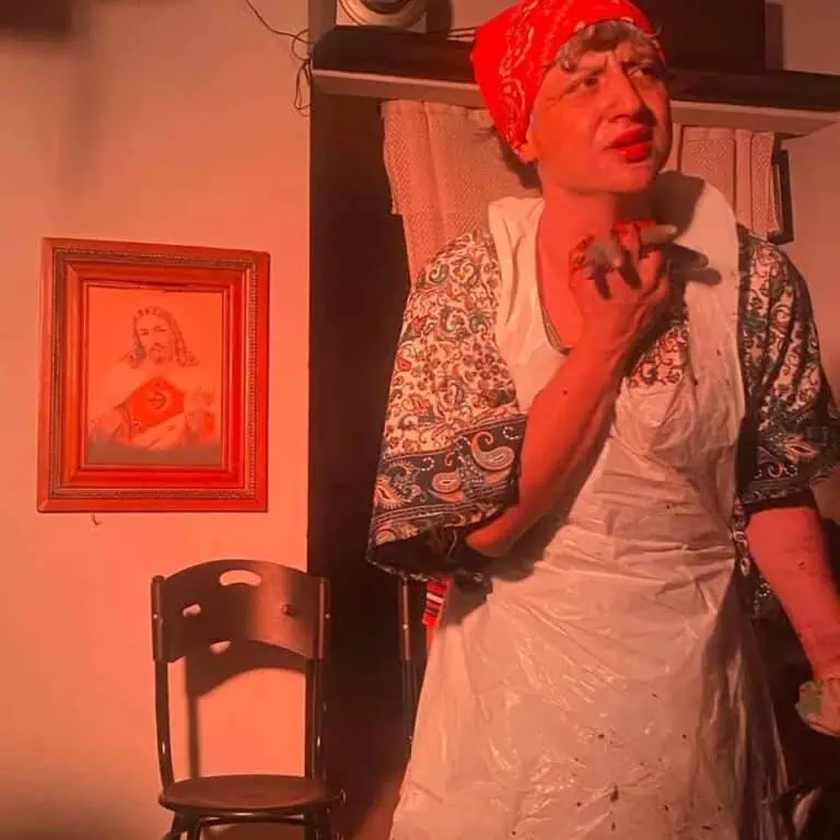 Yaya：哥伦比亚文化活动或传统节日上，身穿色彩鲜艳的衣服、头戴红色头巾的女性在舞台上表演。