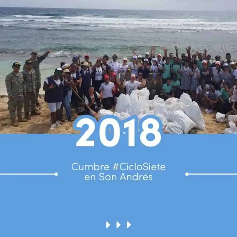 在 2018 年 #CicloSiete 峰会期间，人们在圣安德烈斯海滩参加海洋清洁活动，收集垃圾袋，营造出社区和生态氛围。