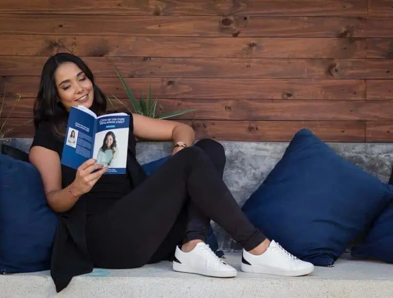 A girl reading a book on female leadership, in charge of events, networking, and professional development, with a relaxed and decorative atmosphere, promoting participation and growth in business and social events.