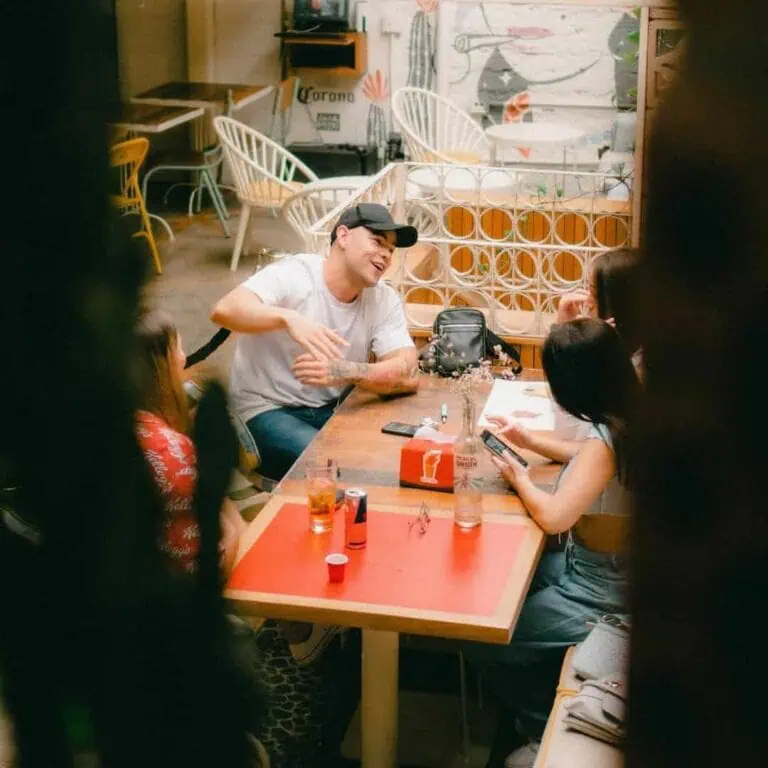 在一家拥有活动技术的餐厅里享受社交时光，一群年轻人可以在现代而温馨的环境中分享欢笑和交谈。