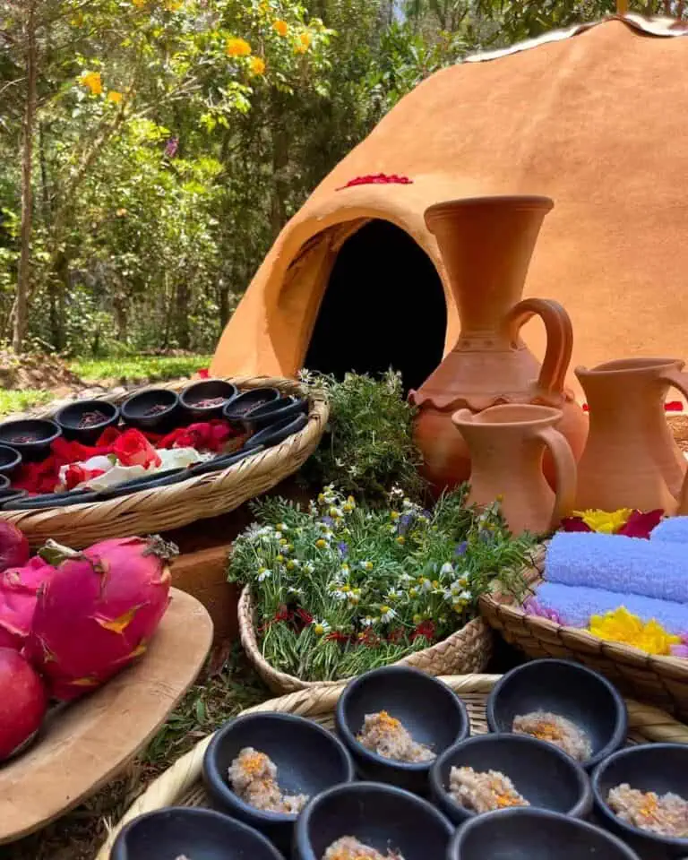 高档：在文化节上，以陶瓷、鲜花和天然产品营造传统的特马斯卡尔水疗氛围，进行祖先养生仪式。