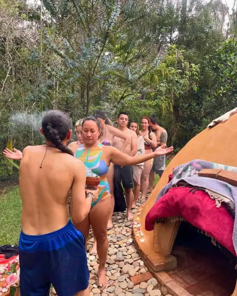 在哥伦比亚的自然环境中，人们在文化庆典期间进行传统的草药浴。