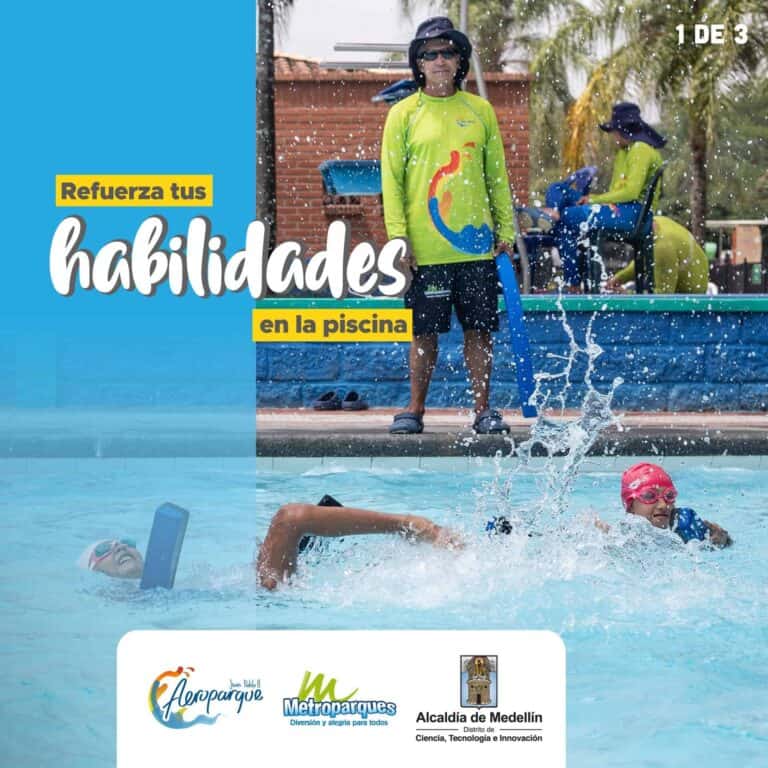 Habilidades en la piscina, niños practicando natación, entrenamiento de habilidades acuáticas en parque acuático en Medellín, programa de educación acuática, actividad recreativa y deportiva para niños.
