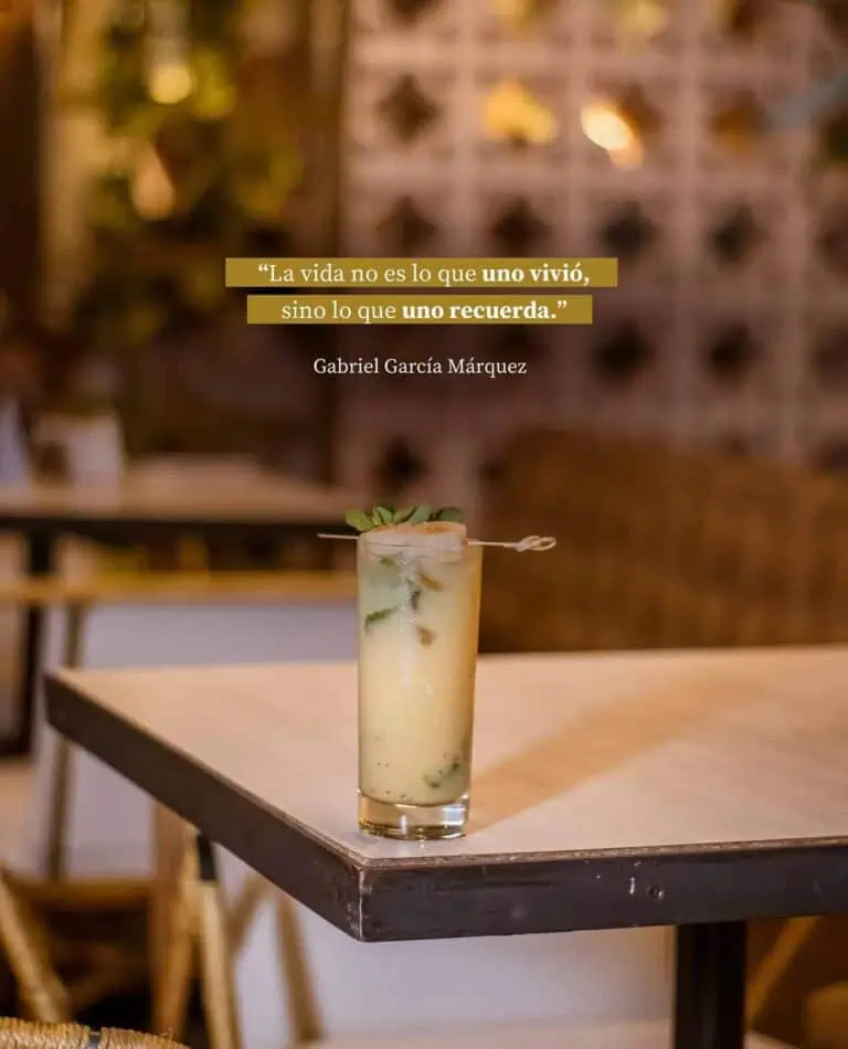 Enjoy a refreshing drink in a cozy and modern atmosphere, ideal for events and social gatherings, with elegant design and original drinks.