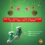 想到圣诞节，脑海中浮现出一幅画面：一双饰有圣诞图案的绿色运动鞋，悬挂在明亮的绿色背景上，与彩灯和圣诞球一起作为节日装饰品。