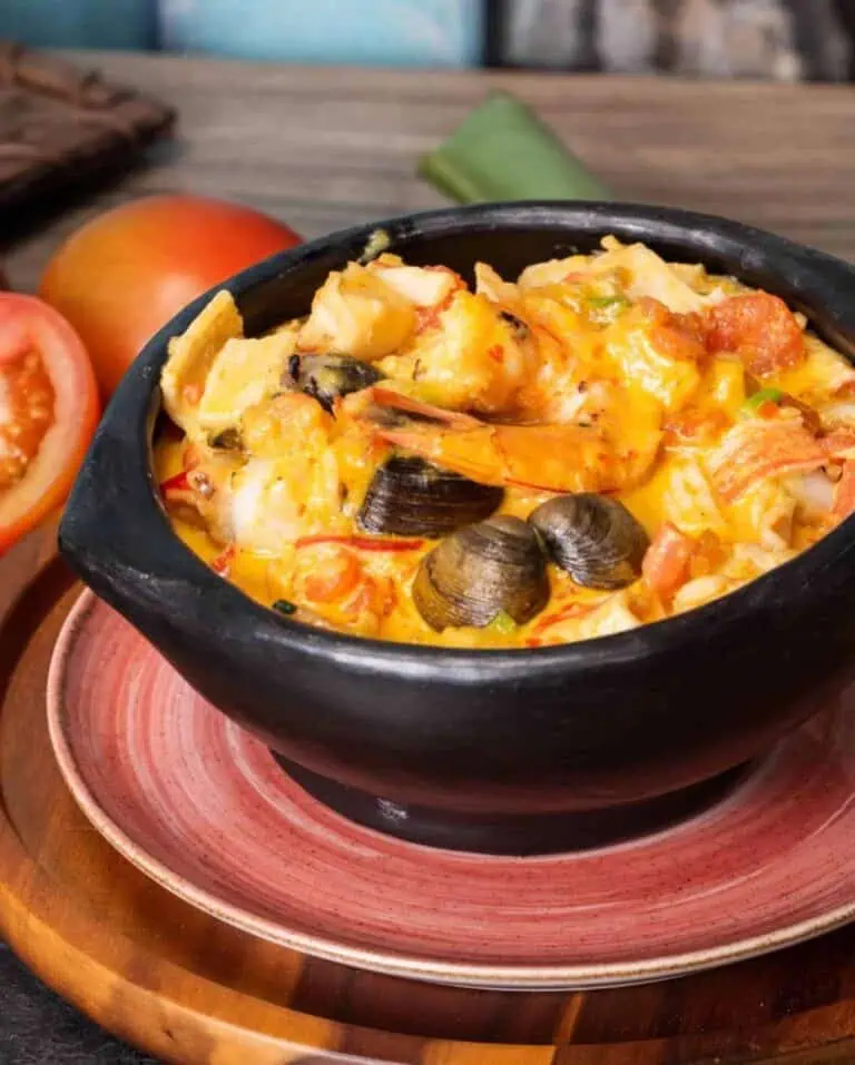 享用盛在陶罐中的美味海鲜砂锅，里面有虾、贻贝和番茄，非常适合哥伦比亚的活动和聚会。