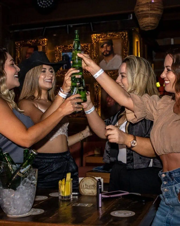 朋友们在酒吧里举杯畅饮啤酒，共同庆祝，气氛欢快喜庆，社交活动，朋友聚会，欢乐和友谊，室内庆祝活动。