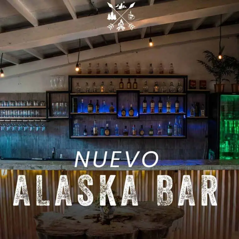 Alaska Bar, un nuovo locale per eventi e intrattenimento con un'esclusiva selezione di liquori e un'atmosfera moderna. Ideale per festeggiare in un ambiente caldo e sofisticato.