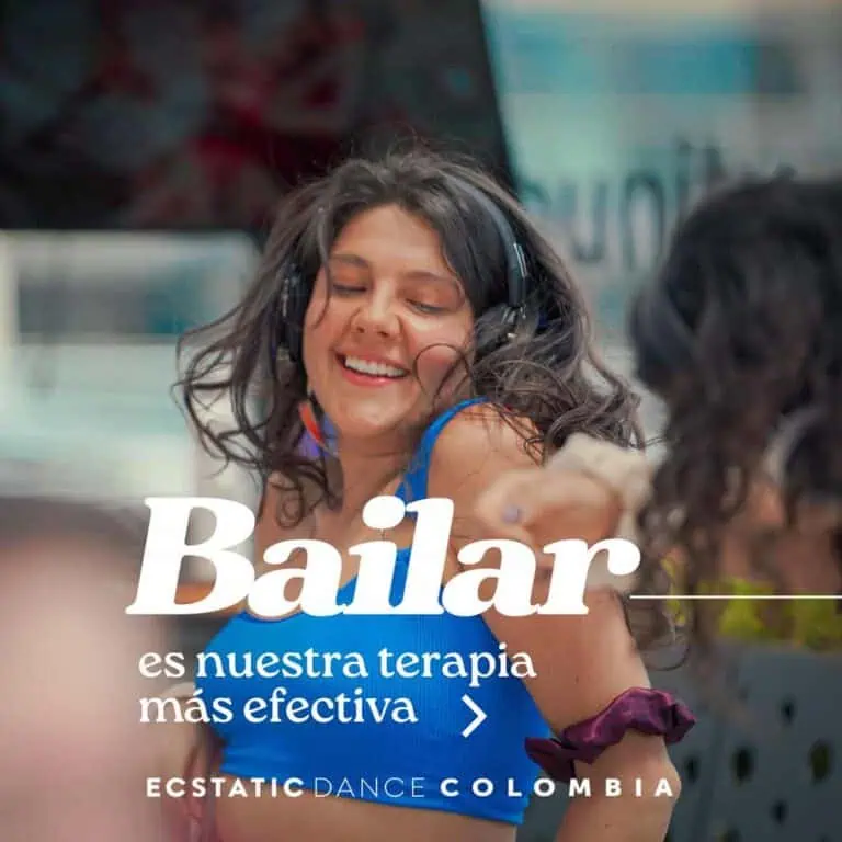 一名女子戴着耳机，在街头翩翩起舞，享受着音乐带来的快乐和活力，她正在哥伦比亚推广舞蹈这种有效且健康的疗法。