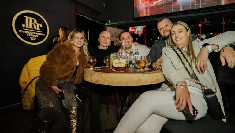 Genießen Sie einen geselligen Abend in einer Bar mit Freunden, Bier und Kunst in einem modernen und eleganten Ambiente, ideal für Firmenveranstaltungen oder informelle Treffen in Bogotá.