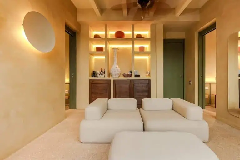 A modern event hall with white furniture and warm decor, ideal for meetings and conferences in an elegant and welcoming setting in Colombia.