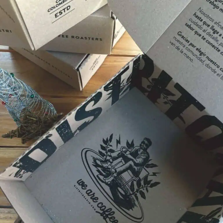 咖啡盒上印有男人和植物的插图，适用于咖啡活动营销、咖啡店体验的可持续包装以及高端咖啡产品的宣传图片。