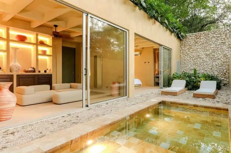 Modern villa with a pool and outdoor seating area, perfect for events and accommodations in Colombia, with a functional design and contemporary style.