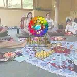 在室内自然环境中，女性们通过瑜伽仪式、冥想和摆放水果和鲜花的祭坛，举行了一场阿那哈塔精神庆典。