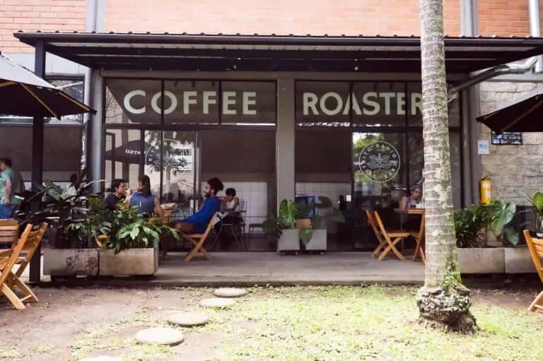 Godetevi un caffè in un ambiente moderno e accogliente presso il bar di Eventariocon spazi esterni, piante verdi e servizio di qualità in un luogo ideale per riunioni e lavoro.
