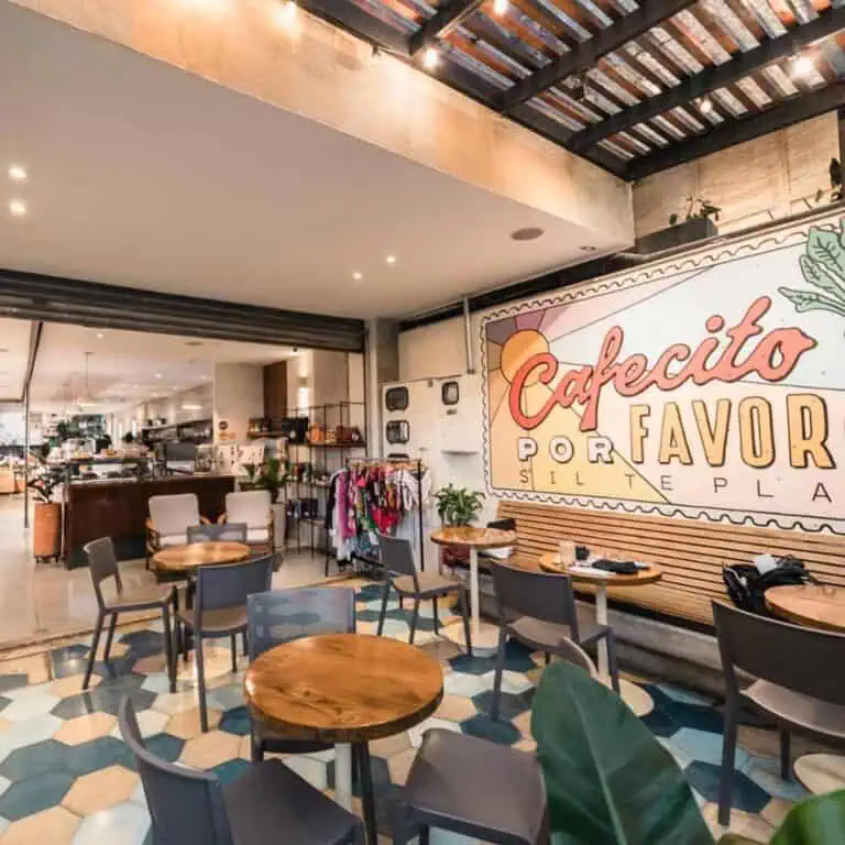 Cafecito por favor, ein gemütliches Café mit moderner Einrichtung und entspannter Atmosphäre, ideal für Treffen und den Genuss von gutem Essen und Getränken in einem komfortablen und gut gestalteten Raum.