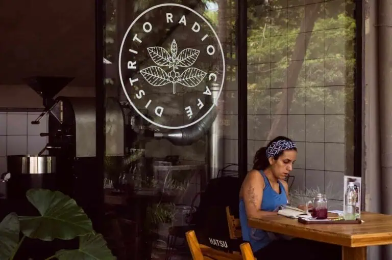 - Sfondo di caffetteria con logo di erba e foglie, atmosfera accogliente su eventoario.co.