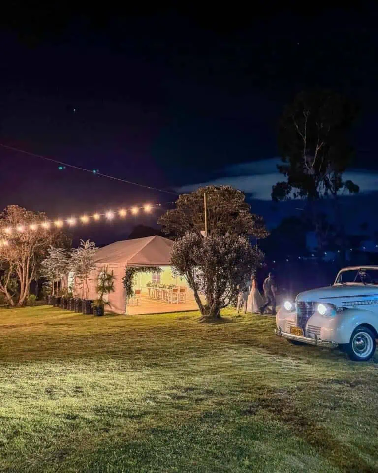 在哥伦比亚，夜晚的户外活动，配备帐篷和灯光装饰，是举办婚礼、庆典和公司活动的理想场所。在星空下，于梦幻而优雅的氛围中，享受特别的时刻。