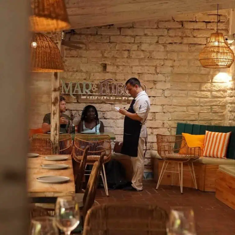 这家餐厅拥有质朴的装饰，砖墙、藤编灯具，营造出温暖而现代的氛围，是麦德林举办活动和社交聚会的理想场所。