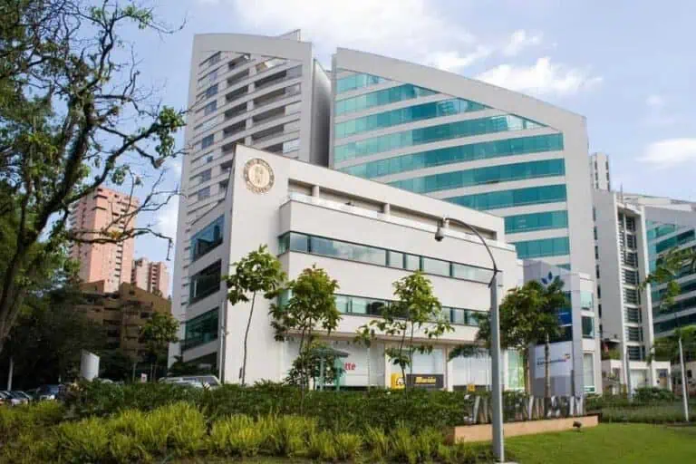 Immeuble de bureaux moderne au centre-ville de Bogota, avec espaces verts et façade vitrée. Espace pour événements et réunions d'affaires dans un emplacement stratégique.