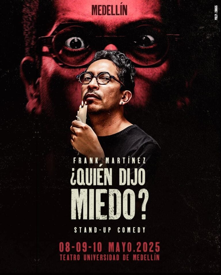 El hombre con gafas y vela en mano en primer plano, sobre un fondo oscuro con rostro grande y en tonos rojos, promociona el evento de comedia stand-up de Frank Martínez en Medellín.