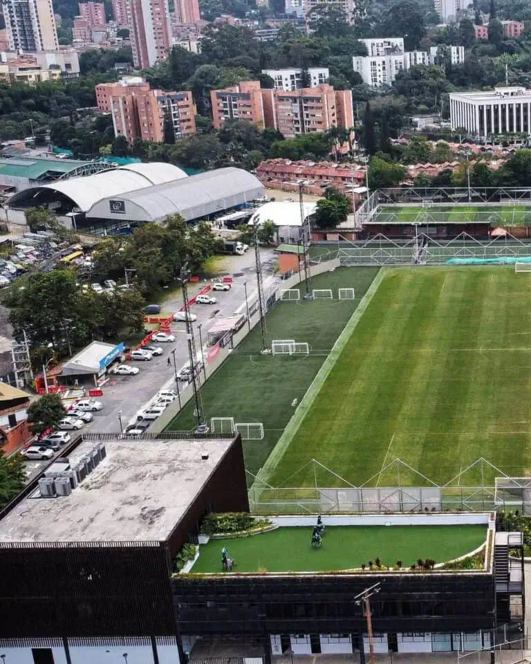 位于高密度城区内的宽敞体育中心，设有足球场、儿童游乐场和停车场。是波哥大举办体育和休闲活动的理想场所。