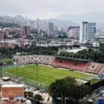 位于波哥大市的足球场，拥有全景视野、比赛场地、围栏区域和城市环境，是哥伦比亚举办体育和文化活动的理想场所。