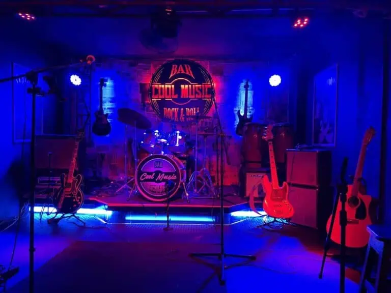 酒吧音乐活动的舞台设备，配有乐器和彩色灯光，是现场表演和摇滚乐及现场音乐主题庆祝活动的理想选择。