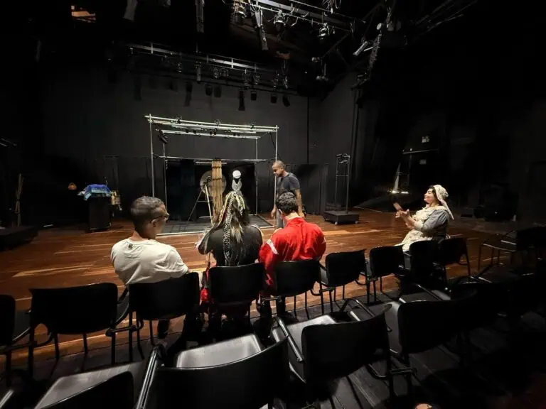 参加由舞台和技术人员主持的戏剧工作坊，该剧院具备举办文化艺术活动的能力，旨在促进哥伦比亚的创造力和表演艺术。