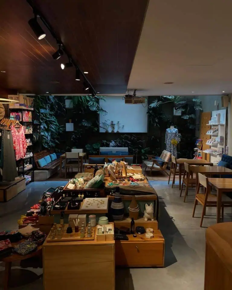 现代室内设计风格，以木质家具和热带植物为特色，是举办活动、会议和社交活动的理想场所。这里空间灵活多变，温馨舒适，定能为您带来难忘的体验。