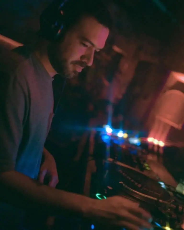 夜间派对上的DJ，将现场音乐、充满活力的氛围、绚丽的灯光、丰富的音乐体验和社交活动的乐趣融合在一起，突显了专业DJ的工作。