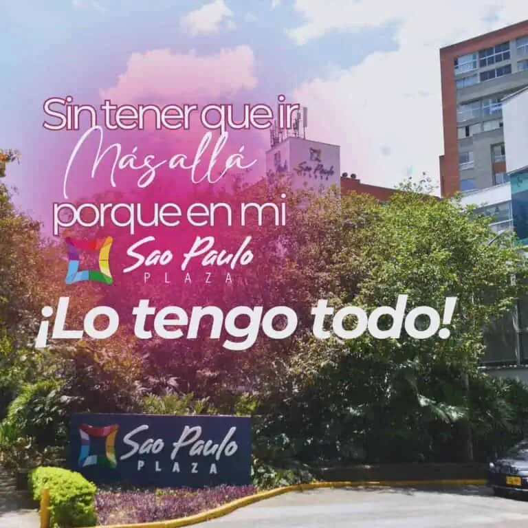 圣保罗广场入口处以白色和粉色字体写着“Sao Paulo Plaza”，突显了这家位于波哥大的购物中心的地理位置和活力氛围，背景是树木和现代建筑。