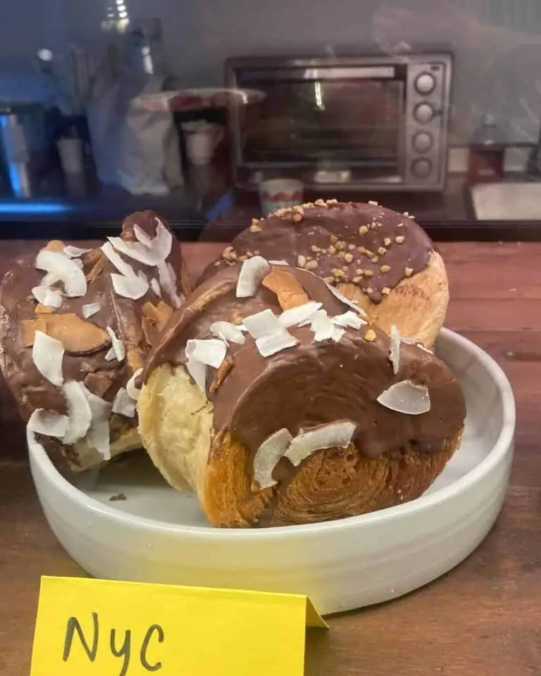Sugar and chocolate candies with melted chocolate and coconut flakes on a tray, ideal for events and gatherings, showcasing a variety of delicious and attractive desserts.