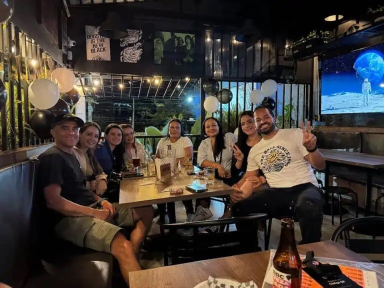 朋友们在装饰现代、有气球和屏幕的社交活动中享受美好时光，这是一个适合庆祝和社交的理想场所，气氛温馨宜人。