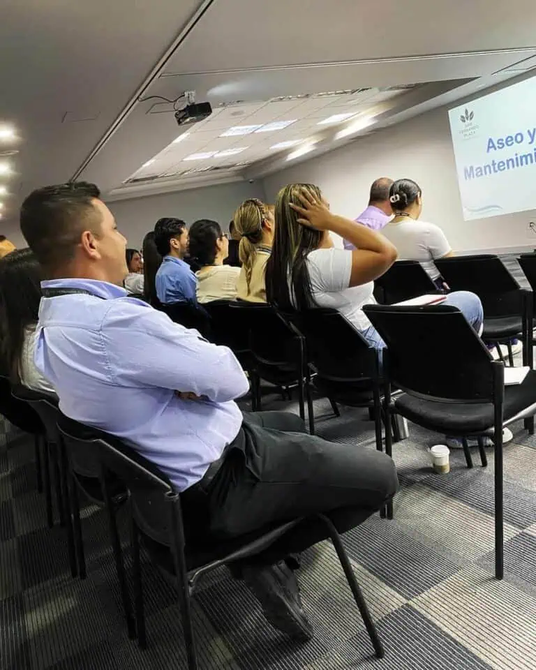 Participants à une conférence sur les événements, la maintenance et l'organisation dans une salle de formation moderne à Bogotá.