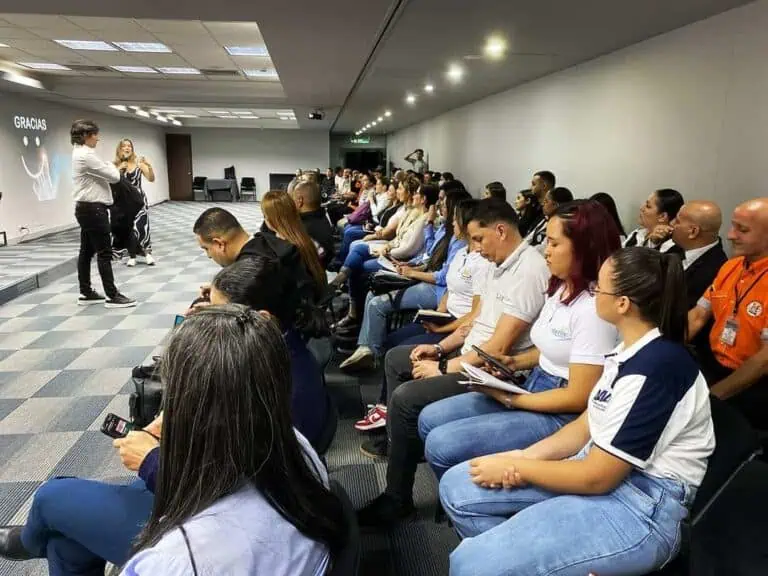 Public lors d'une conférence sur les événements et l'organisation dans une salle de réunion.