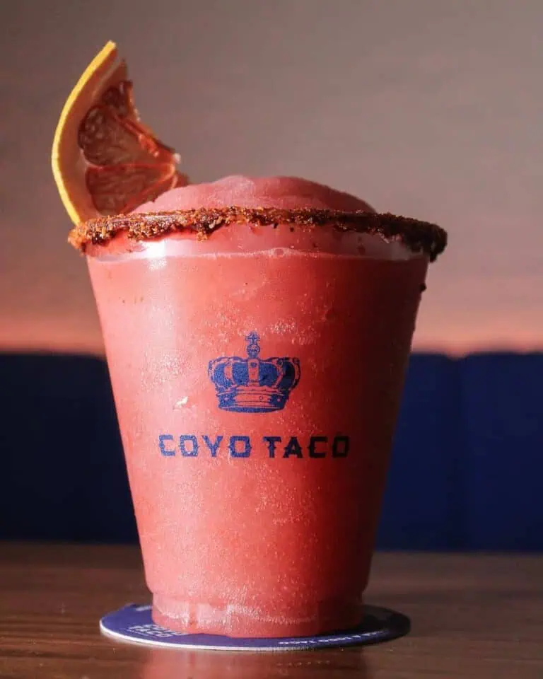 Verre à margarita glacé avec un bord de piment et un quartier de citron, parfait pour les événements et les festivals en Colombie.