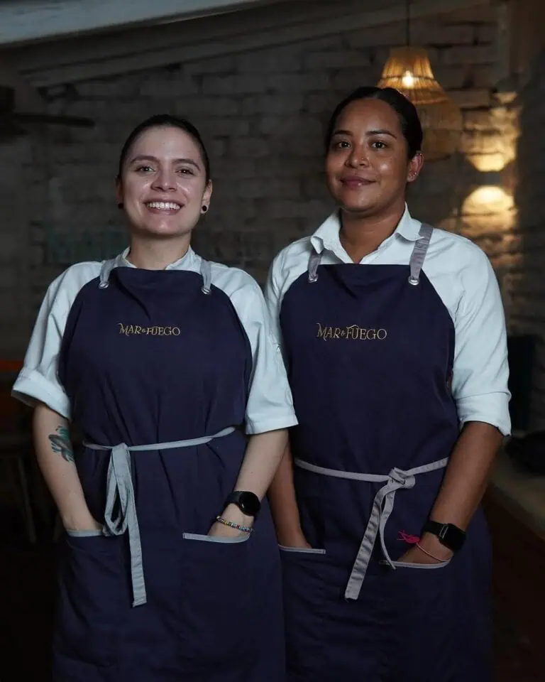 印有“海洋与火焰”标志的厨房制服，适用于波哥大的美食活动。