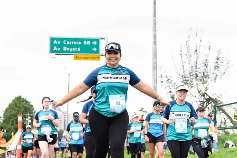 Des coureurs participant à une course caritative portant des t-shirts Eventario lors d'un événement en plein air en Colombie.
