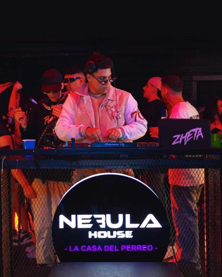 Pista de DJ en una fiesta electrónica con iluminación moderna y asistentes disfrutando, promoción de eventos nocturnos, ambiente vibrante y música de discoteca en un club nocturno.